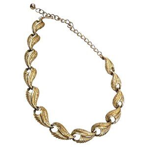 Vintage Coro Gold-Tone Textured Chain Necklace w Leaf Design